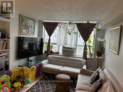 706 - 50 Lotherton Pathway, Toronto, ON - Indoor Photo Showing Living Room