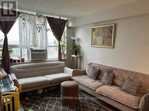 706 - 50 Lotherton Pathway, Toronto, ON - Indoor Photo Showing Living Room