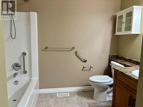 119 Mountain Side Drive, Fruitvale, BC - Indoor Photo Showing Bathroom