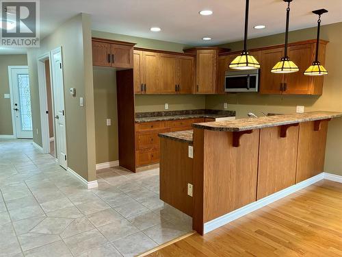 119 Mountain Side Drive, Fruitvale, BC - Indoor Photo Showing Kitchen