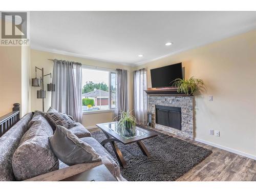 1415 Nelson Place, Kelowna, BC - Indoor Photo Showing Living Room With Fireplace