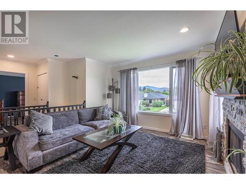 1415 Nelson Place, Kelowna, BC - Indoor Photo Showing Living Room