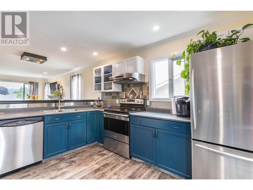 1415 Nelson Place, Kelowna, BC - Indoor Photo Showing Kitchen With Double Sink