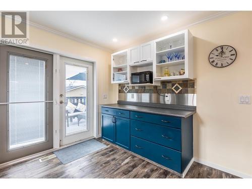 1415 Nelson Place, Kelowna, BC - Indoor Photo Showing Kitchen