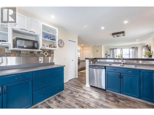 1415 Nelson Place, Kelowna, BC - Indoor Photo Showing Kitchen With Double Sink