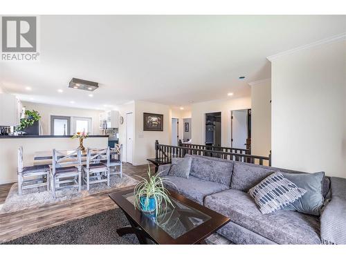 1415 Nelson Place, Kelowna, BC - Indoor Photo Showing Living Room