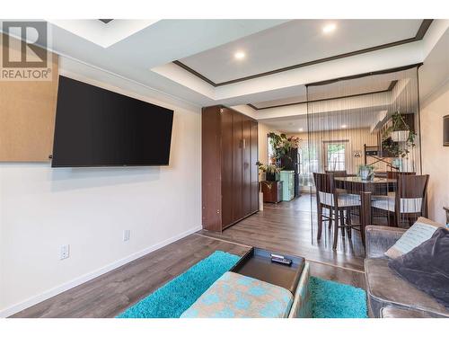 1415 Nelson Place, Kelowna, BC - Indoor Photo Showing Living Room