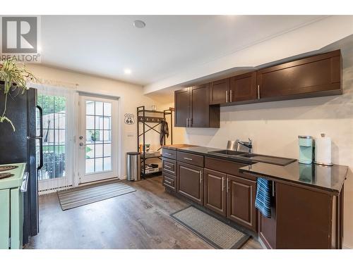 1415 Nelson Place, Kelowna, BC - Indoor Photo Showing Kitchen