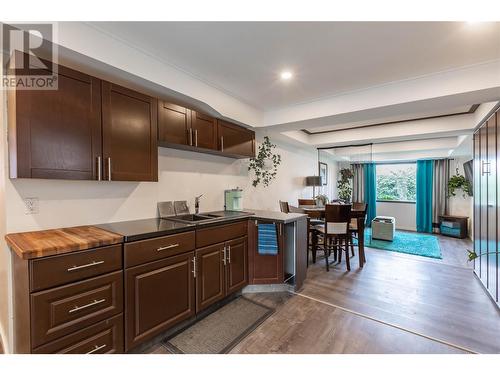 1415 Nelson Place, Kelowna, BC - Indoor Photo Showing Kitchen