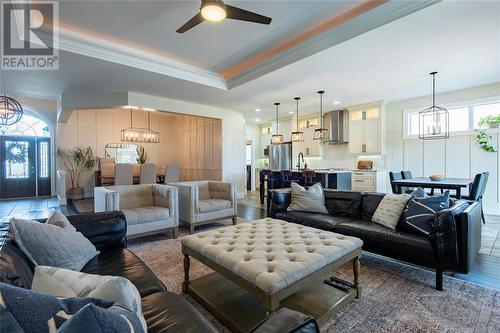 6842 Creekside Drive, Plympton-Wyoming, ON - Indoor Photo Showing Living Room