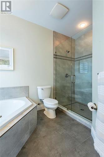 6842 Creekside Drive, Plympton-Wyoming, ON - Indoor Photo Showing Bathroom