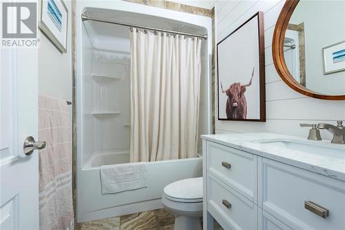 6842 Creekside Drive, Plympton-Wyoming, ON - Indoor Photo Showing Bathroom