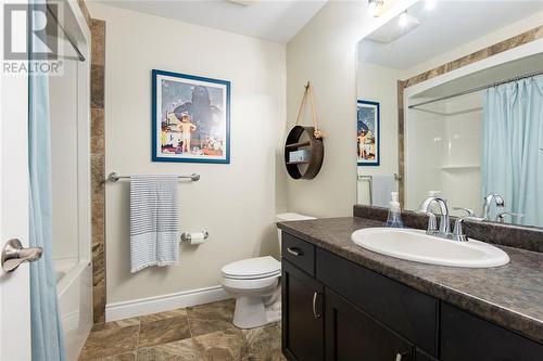 6842 Creekside Drive, Plympton-Wyoming, ON - Indoor Photo Showing Bathroom