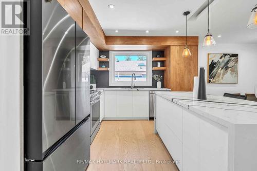 Main - 70 Lundy'S Lane, Newmarket, ON - Indoor Photo Showing Kitchen With Upgraded Kitchen