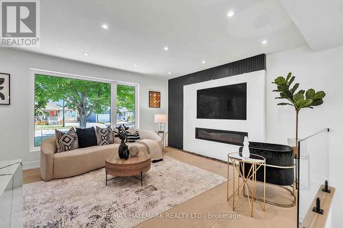 Main - 70 Lundy'S Lane, Newmarket, ON - Indoor Photo Showing Living Room