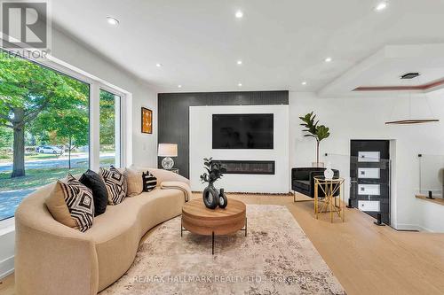 Main - 70 Lundy'S Lane, Newmarket, ON - Indoor Photo Showing Living Room