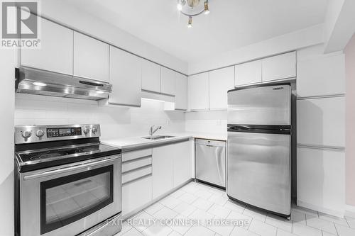 59 - 2 Royalwood Court, Hamilton, ON - Indoor Photo Showing Kitchen With Double Sink