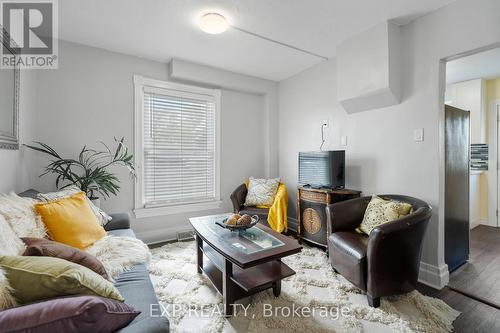 4475 First Avenue, Niagara Falls, ON - Indoor Photo Showing Living Room