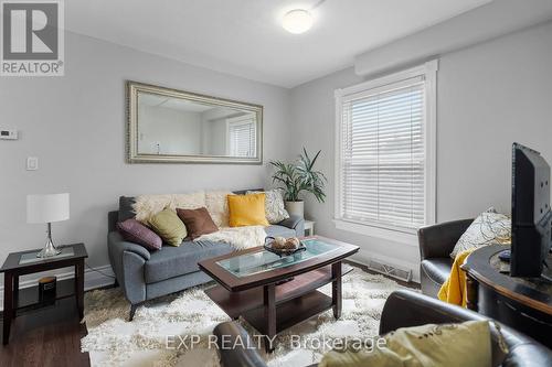 4475 First Avenue, Niagara Falls, ON - Indoor Photo Showing Living Room