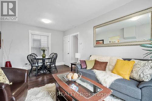 4475 First Avenue, Niagara Falls, ON - Indoor Photo Showing Living Room