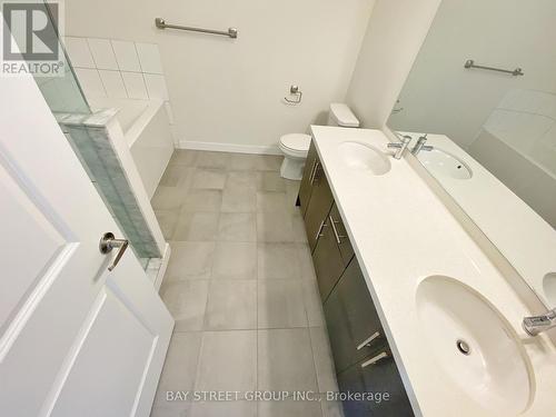 17 James Noble Lane, Richmond Hill, ON - Indoor Photo Showing Bathroom