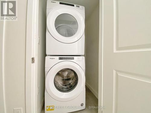 17 James Noble Lane, Richmond Hill, ON - Indoor Photo Showing Laundry Room