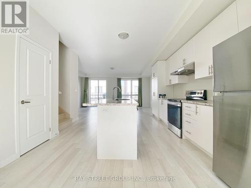 17 James Noble Lane, Richmond Hill, ON - Indoor Photo Showing Kitchen