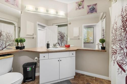 10 Castlerock Cove, Steinbach, MB - Indoor Photo Showing Bathroom