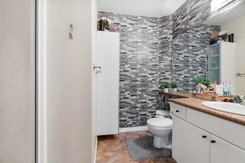 10 Castlerock Cove, Steinbach, MB - Indoor Photo Showing Bathroom