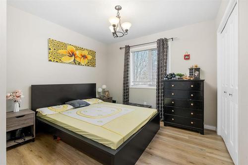 10 Castlerock Cove, Steinbach, MB - Indoor Photo Showing Bedroom