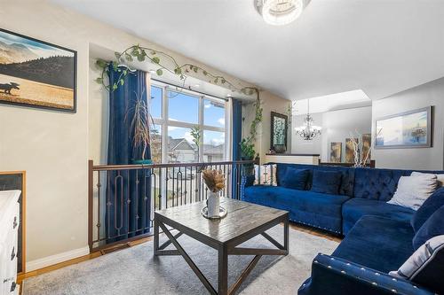 10 Castlerock Cove, Steinbach, MB - Indoor Photo Showing Living Room