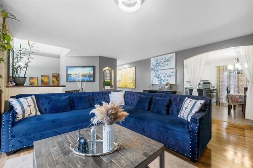 10 Castlerock Cove, Steinbach, MB - Indoor Photo Showing Living Room