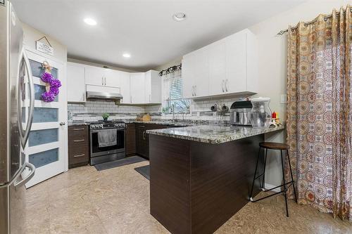 10 Castlerock Cove, Steinbach, MB - Indoor Photo Showing Kitchen With Upgraded Kitchen