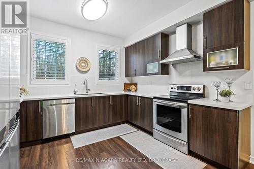 8605 Sweet Chestnut Drive, Niagara Falls (222 - Brown), ON - Indoor Photo Showing Kitchen With Upgraded Kitchen