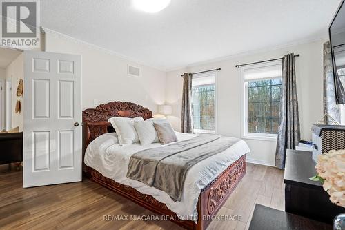 8605 Sweet Chestnut Drive, Niagara Falls (222 - Brown), ON - Indoor Photo Showing Bedroom