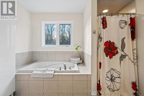 8605 Sweet Chestnut Drive, Niagara Falls (222 - Brown), ON - Indoor Photo Showing Bathroom