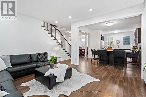 8605 Sweet Chestnut Drive, Niagara Falls (222 - Brown), ON - Indoor Photo Showing Living Room