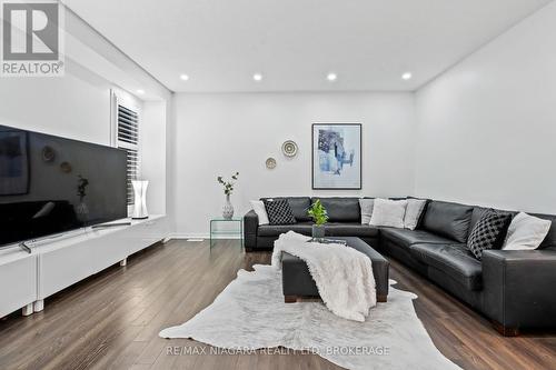 8605 Sweet Chestnut Drive, Niagara Falls (222 - Brown), ON - Indoor Photo Showing Living Room