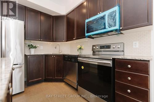 3208 - 225 Webb Drive, Mississauga, ON - Indoor Photo Showing Kitchen