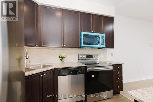 3208 - 225 Webb Drive, Mississauga, ON - Indoor Photo Showing Kitchen