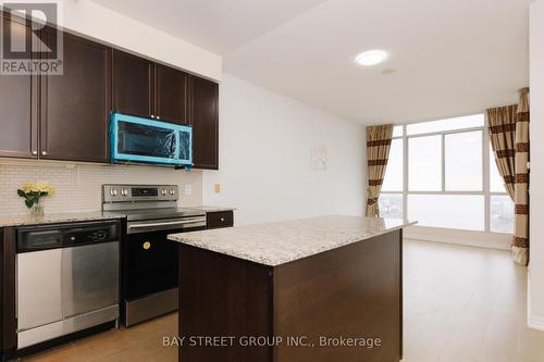 3208 - 225 Webb Drive, Mississauga, ON - Indoor Photo Showing Kitchen