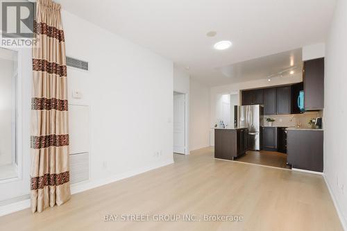 3208 - 225 Webb Drive, Mississauga, ON - Indoor Photo Showing Kitchen