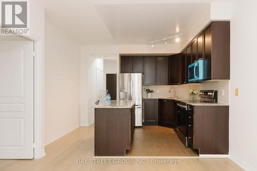 3208 - 225 Webb Drive, Mississauga, ON - Indoor Photo Showing Kitchen