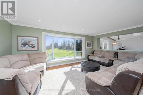 9630 Wellington Rd 42 Road, Erin, ON - Indoor Photo Showing Living Room