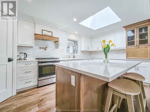 7023 Base Line Road, Wallaceburg, ON - Indoor Photo Showing Kitchen With Upgraded Kitchen