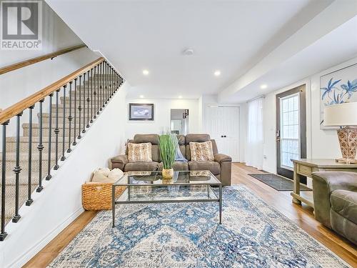 7023 Base Line Road, Wallaceburg, ON - Indoor Photo Showing Living Room