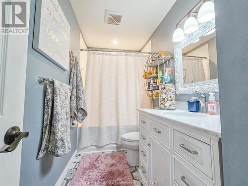 7023 Base Line Road, Wallaceburg, ON - Indoor Photo Showing Bathroom