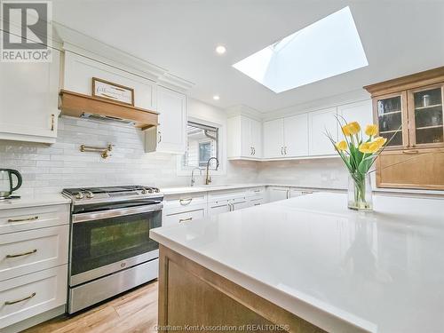 7023 Base Line Road, Wallaceburg, ON - Indoor Photo Showing Kitchen With Upgraded Kitchen