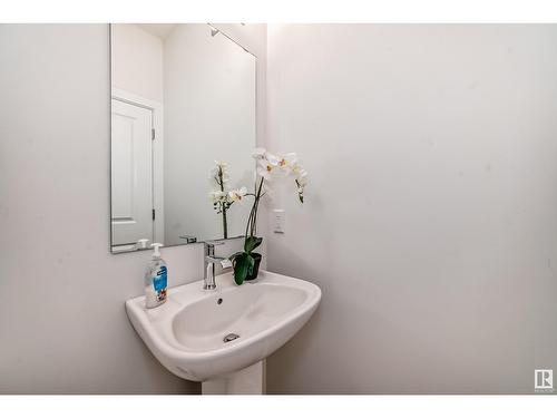 3843 Chrustawka Place Pl Sw, Edmonton, AB - Indoor Photo Showing Bathroom