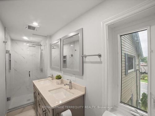 124 Toronto St S, Uxbridge, ON - Indoor Photo Showing Bathroom